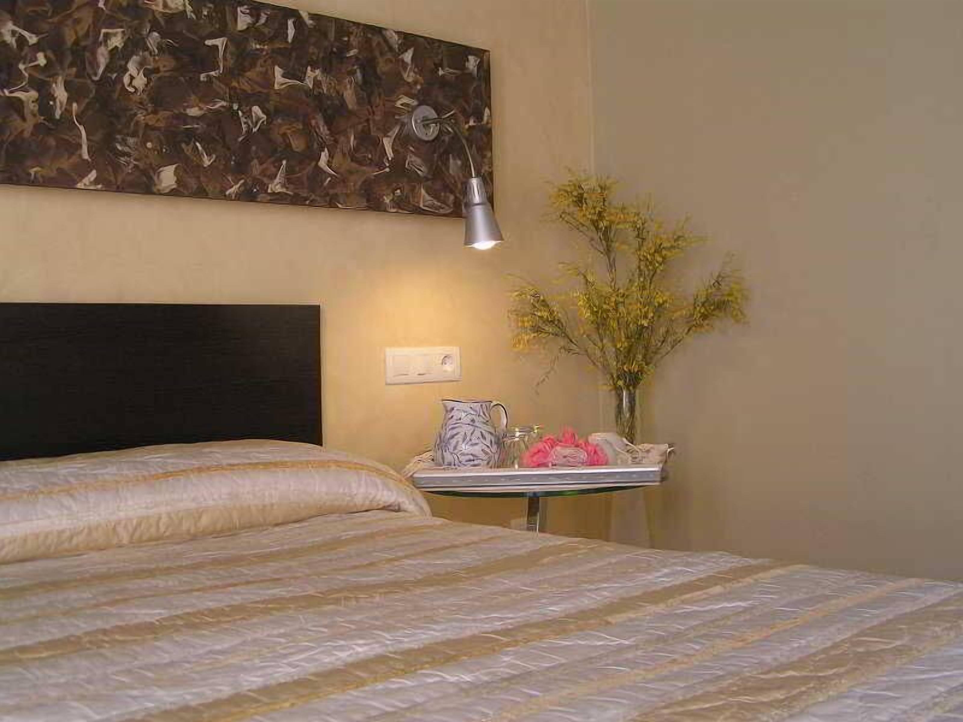 Minibar, caja de seguridad en la habitación, wifi gratis y despertador 