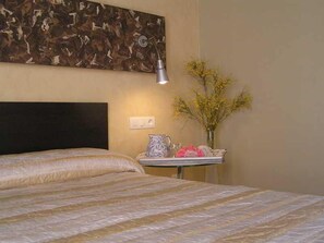 มินิบาร์, ตู้นิรภัยในห้องพัก, Wi-Fi ฟรี, นาฬิกาปลุก