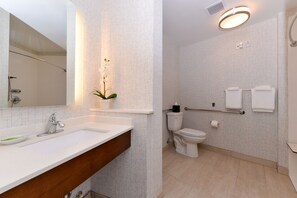 Hair dryer, towels - Holiday Inn Express & Suites Salem by IHG (Salem)