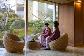Lobby sitting area - Kaike Tsuruya (Yonago)