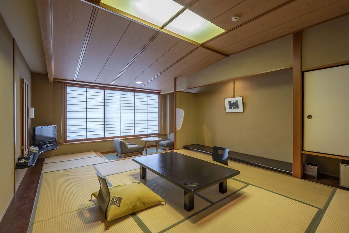 Phòng truyền thống, không hút thuốc (Japanese-Style, 5 Person Occupancy) | Bộ đồ giường cao cấp, bàn, khu vực làm việc phù hợp cho laptop 