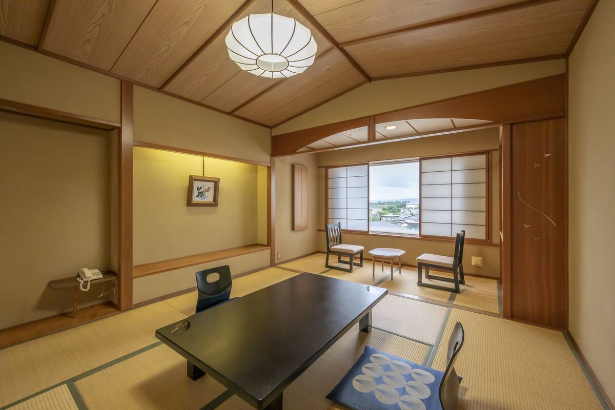 Phòng truyền thống (Japanese-Style, 4 Person Occupancy) | Bộ đồ giường cao cấp, bàn, khu vực làm việc phù hợp cho laptop 