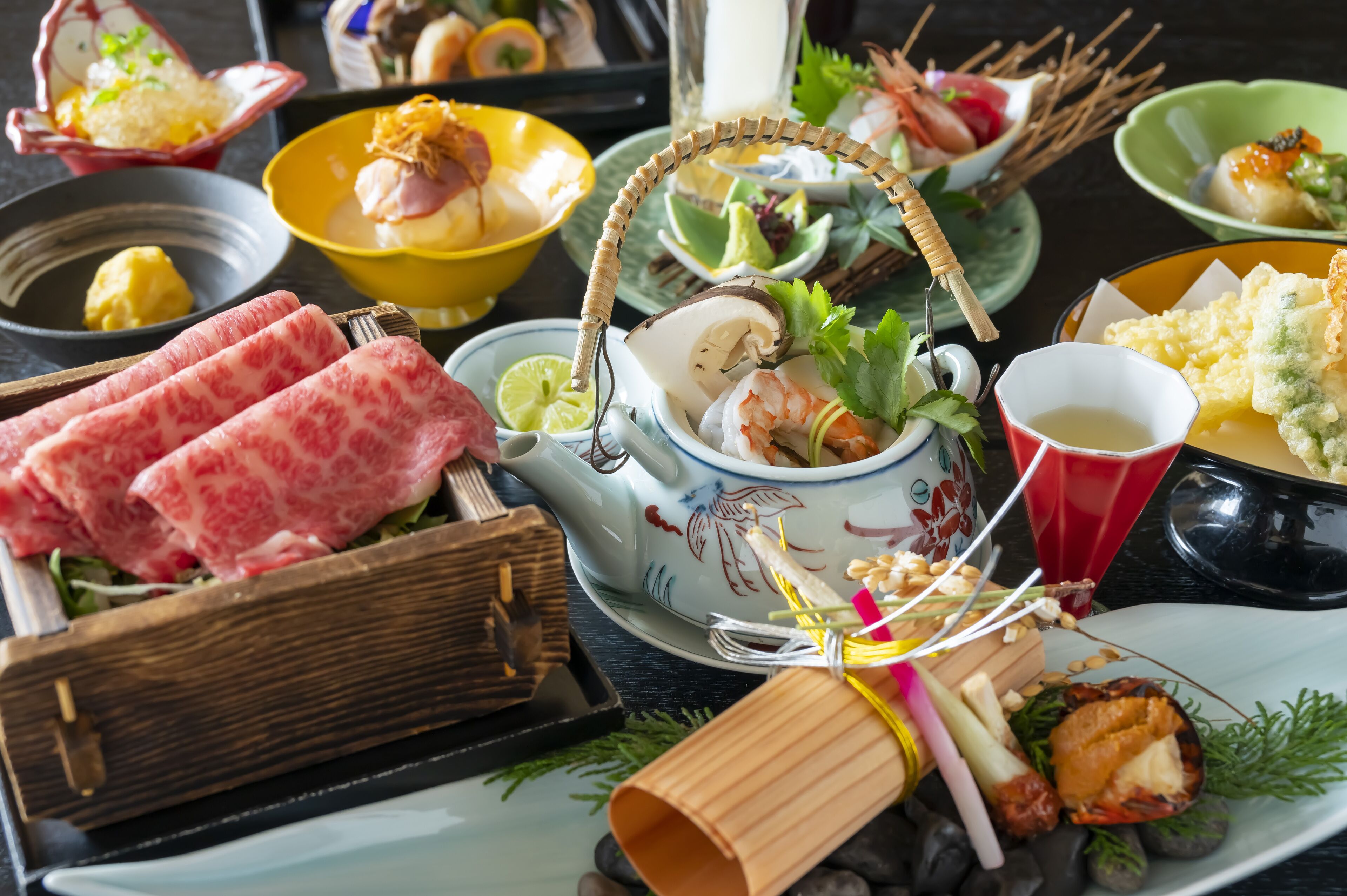 Variedad de platos que incluyen mariscos, verduras y una tetera sobre una mesa.