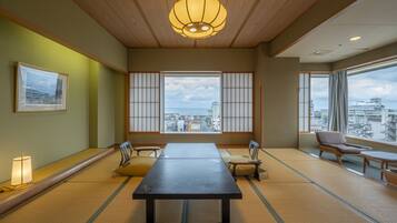 Bộ đồ giường cao cấp, bàn, khu vực làm việc phù hợp cho laptop