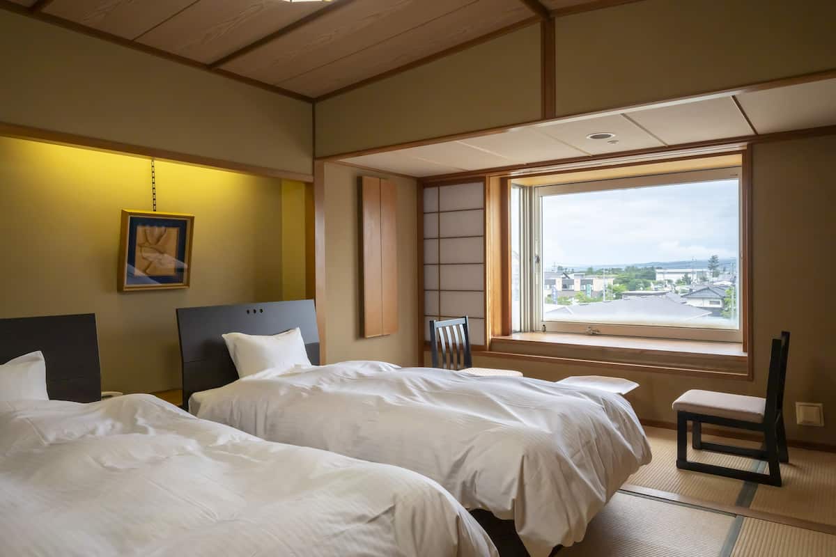 Habitación con 2 camas individuales, para no fumadores | Ropa de cama de alta calidad y escritorio