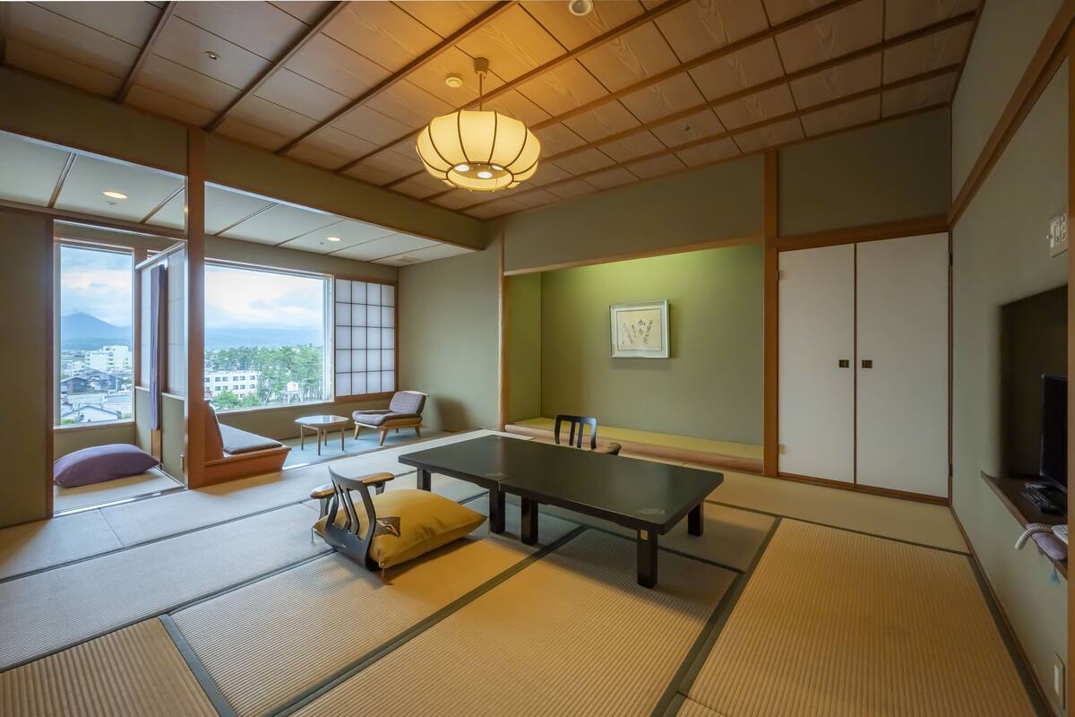 Phòng truyền thống, không hút thuốc (Japanese-Style, 6 Person Occupancy) | Bộ đồ giường cao cấp, bàn, khu vực làm việc phù hợp cho laptop 