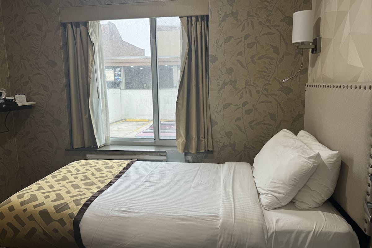 standard room, 1 single bed, non smoking, refrigerator | 1 bedroom, premium bedding, memory-foam beds, in-room safe