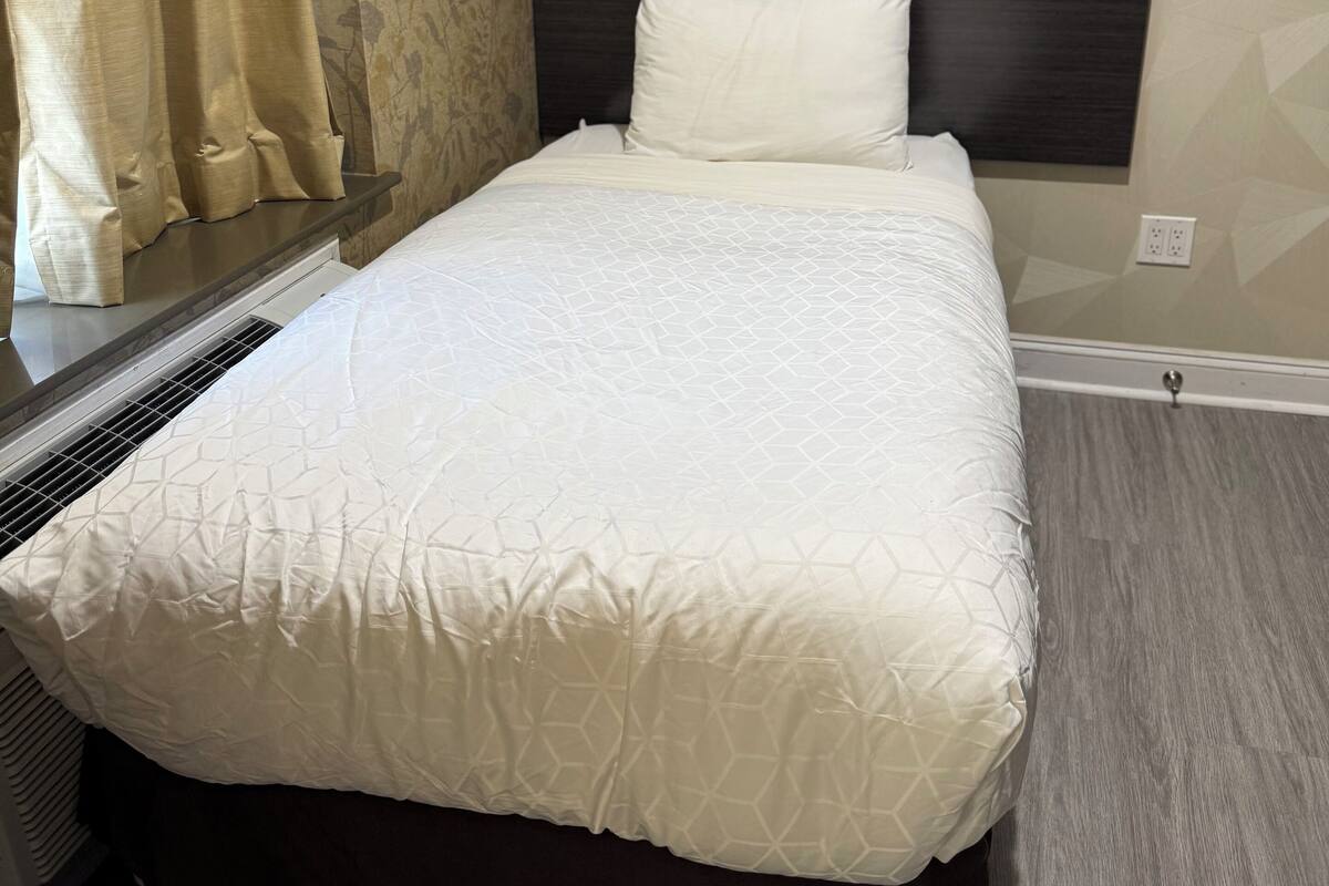 standard room, 1 single bed, non smoking, refrigerator | 1 bedroom, premium bedding, memory-foam beds, in-room safe