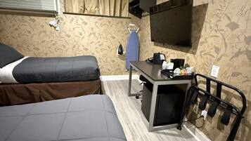 Standard-huone, 2 yhden hengen sänkyä, jääkaappi | Ylelliset vuodevaatteet, memory foam -patjalliset sängyt