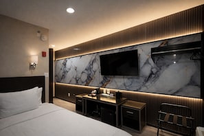 Standardzimmer, 1 Queen-Bett, Kühlschrank | Hochwertige Bettwaren, Betten mit Memory-Foam-Matratzen, Zimmersafe