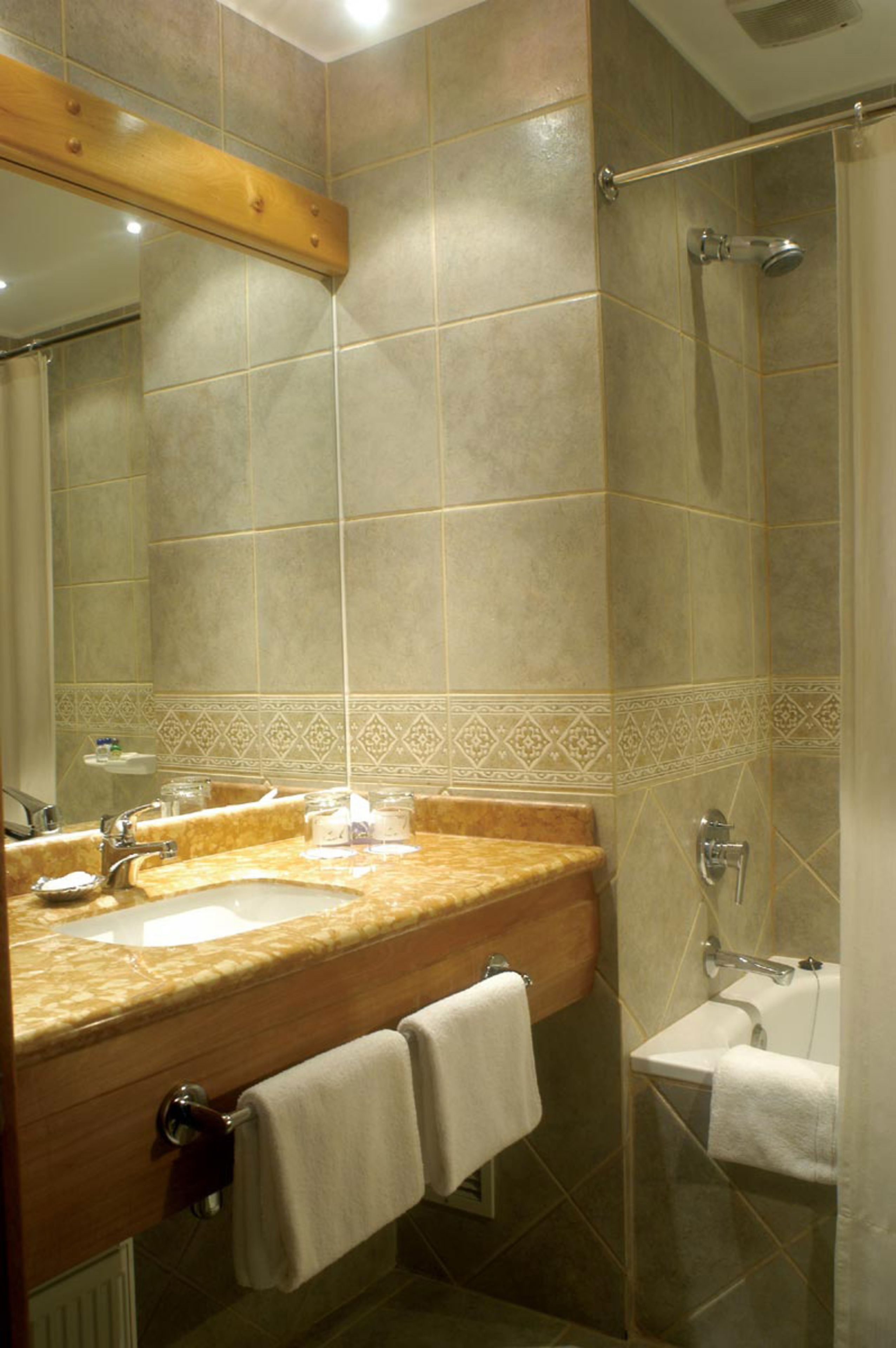 combined shower/bathtub, free toiletries, hair dryer, towels