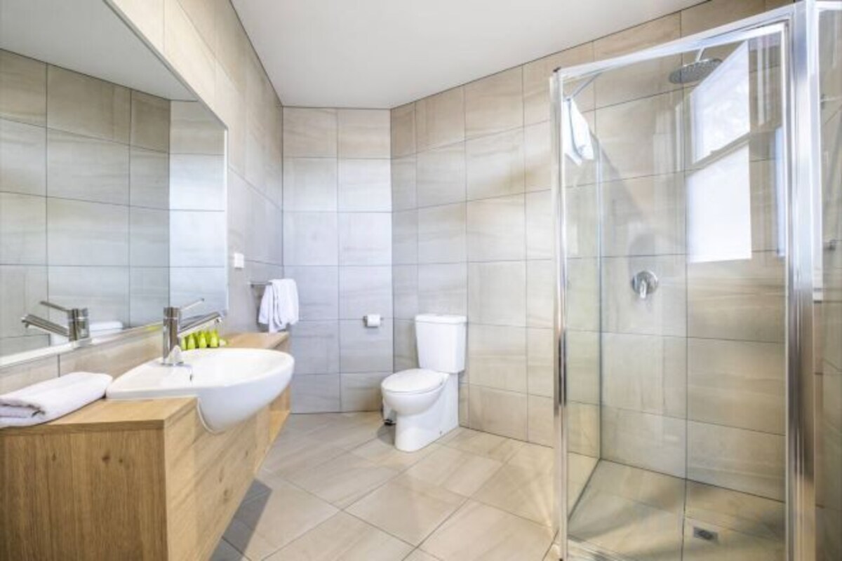 Bathroom | Shower, free toiletries, towels