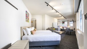 Una habitación de hotel con dos camas, un escritorio y una silla.