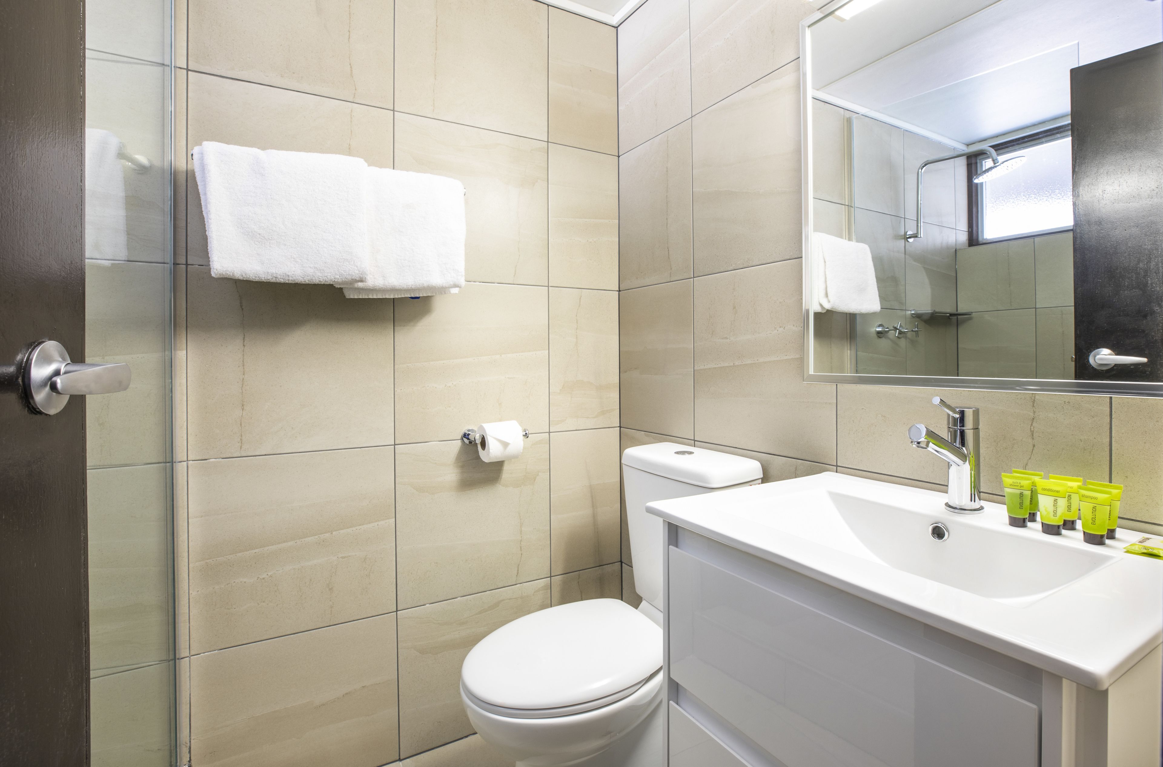 king studio | bathroom | shower, free toiletries, towels