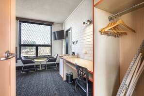 Minibar, tabla de planchar con plancha, wifi gratis y ropa de cama 