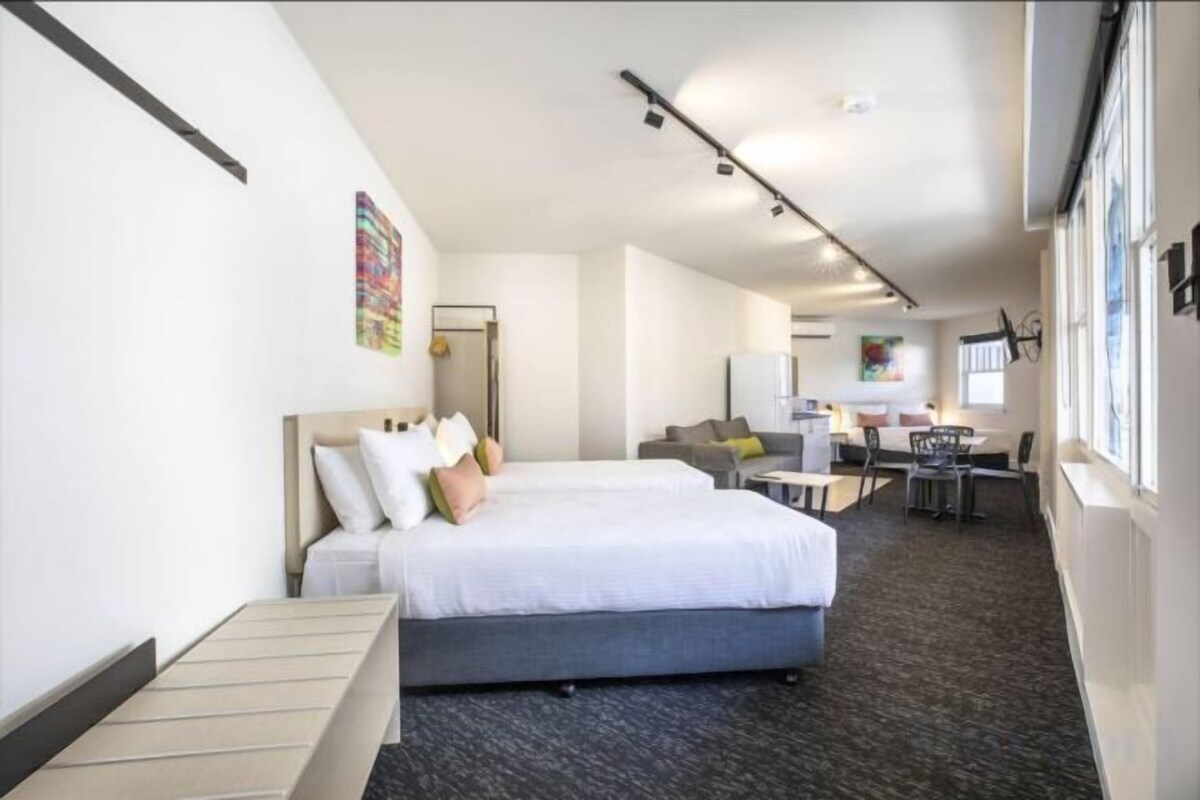 Minibar, tabla de planchar con plancha, wifi gratis y ropa de cama 
