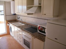 大冰箱、微波炉、烤箱、炉灶