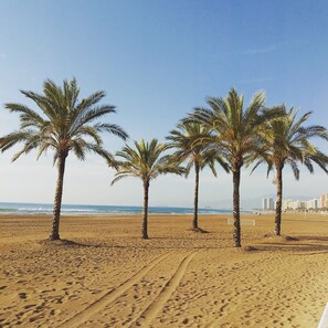 Beach nearby, beach umbrellas, 3 beach bars - Apartamentos Milenio (Cullera)