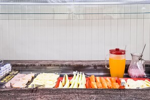 Bữa sáng buffet hàng ngày với phụ phí nhỏ 