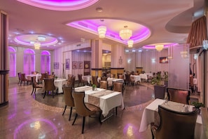 Lunch and dinner served - Grand Hotel Glorius (Mako)