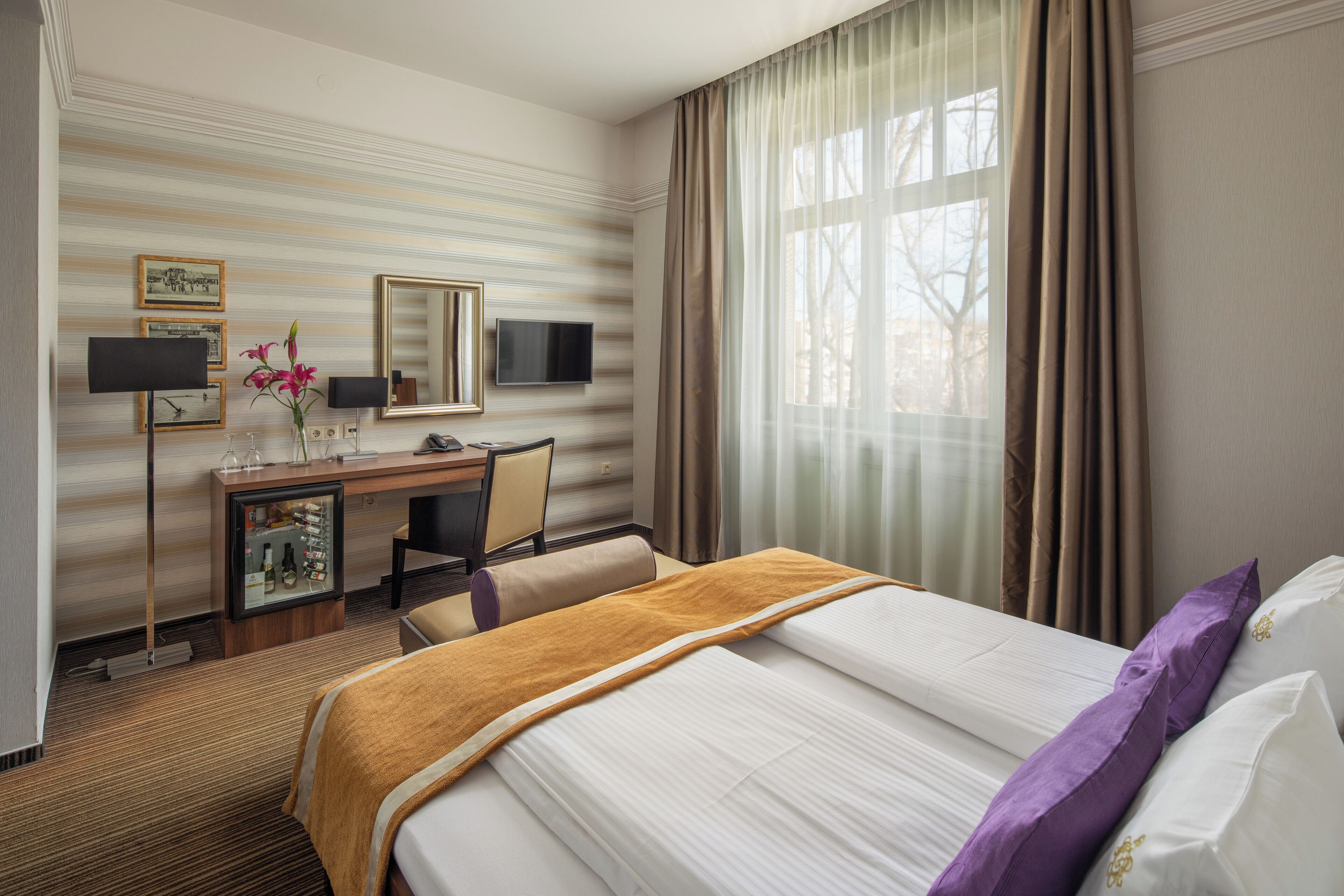 superior double or twin room | minibar, in-room safe, desk, soundproofing