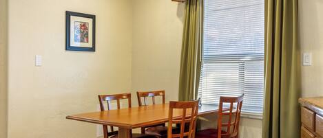 Studio (Oak - Lodge Full K) | Dining room