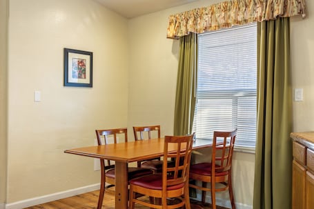 Studio (Oak - Lodge Full K) | Dining room