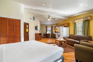 Tabla de planchar con plancha, wifi gratis y ropa de cama 