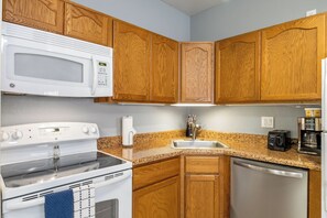 Pine-Apache by Roundhouse Resort and Spa | Private kitchen | Fridge, microwave, stovetop, coffee/tea maker - Roundhouse Resort (Pinetop)