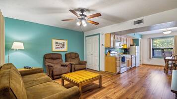 Deluxe Apartment | Ruang tamu | TV