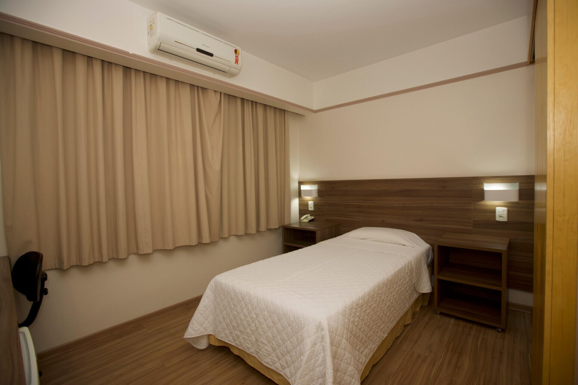 Skrivbord, arbetsyta för laptop, mörkläggningsgardiner och ljudisolering