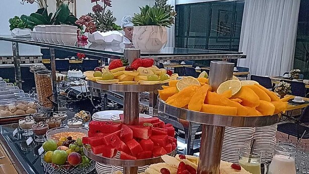 Un buffet proposant une variété de fruits, de fromages et de desserts.