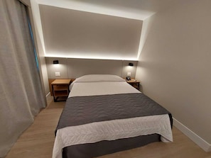 Quarto superior | Escrivaninha, espaço de trabalho para notebook, cortinas blackout