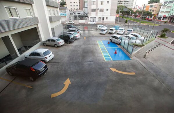 A multi-level parking garage with cars parked on various levels. - Mogano Business Hotel (Chapecó)