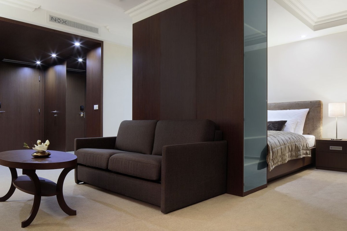 Minibar, in-room safe, desk, laptop workspace