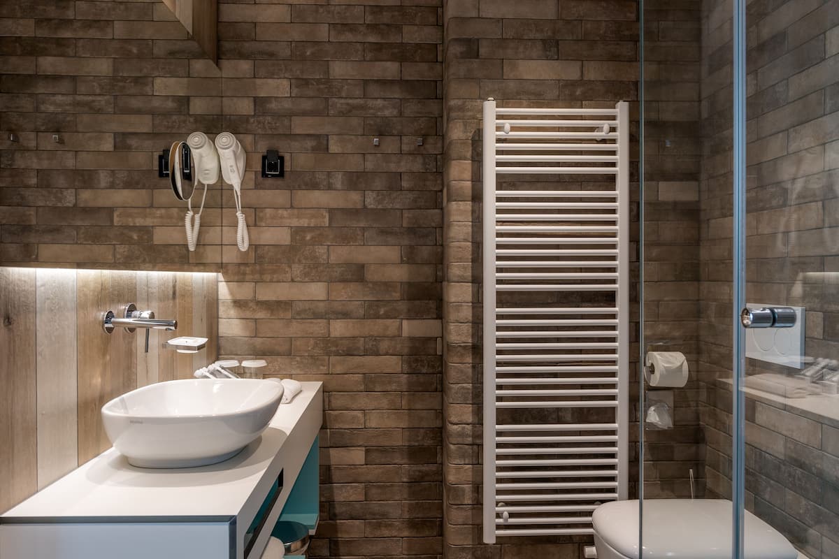 basic double or twin room | bathroom | free toiletries, hair dryer, slippers, towels