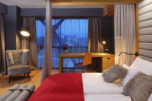 Quarto casal ou duplo superior | Frigobar, cofres nos quartos, individualmente mobiliados, escrivaninha