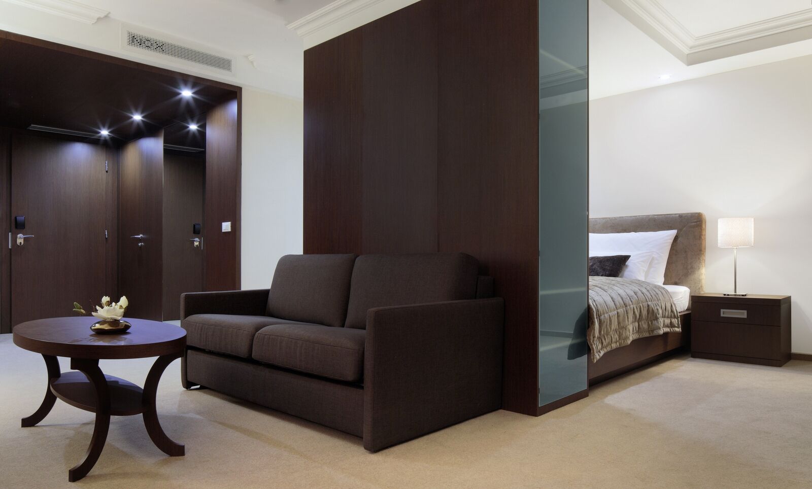 Minibar, caja de seguridad en la habitación y escritorio 