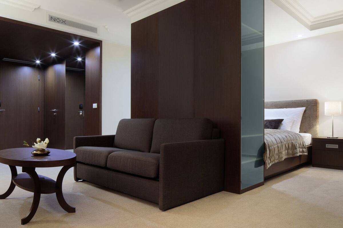 Minibar, caja fuerte, escritorio y espacio para trabajar con un portátil