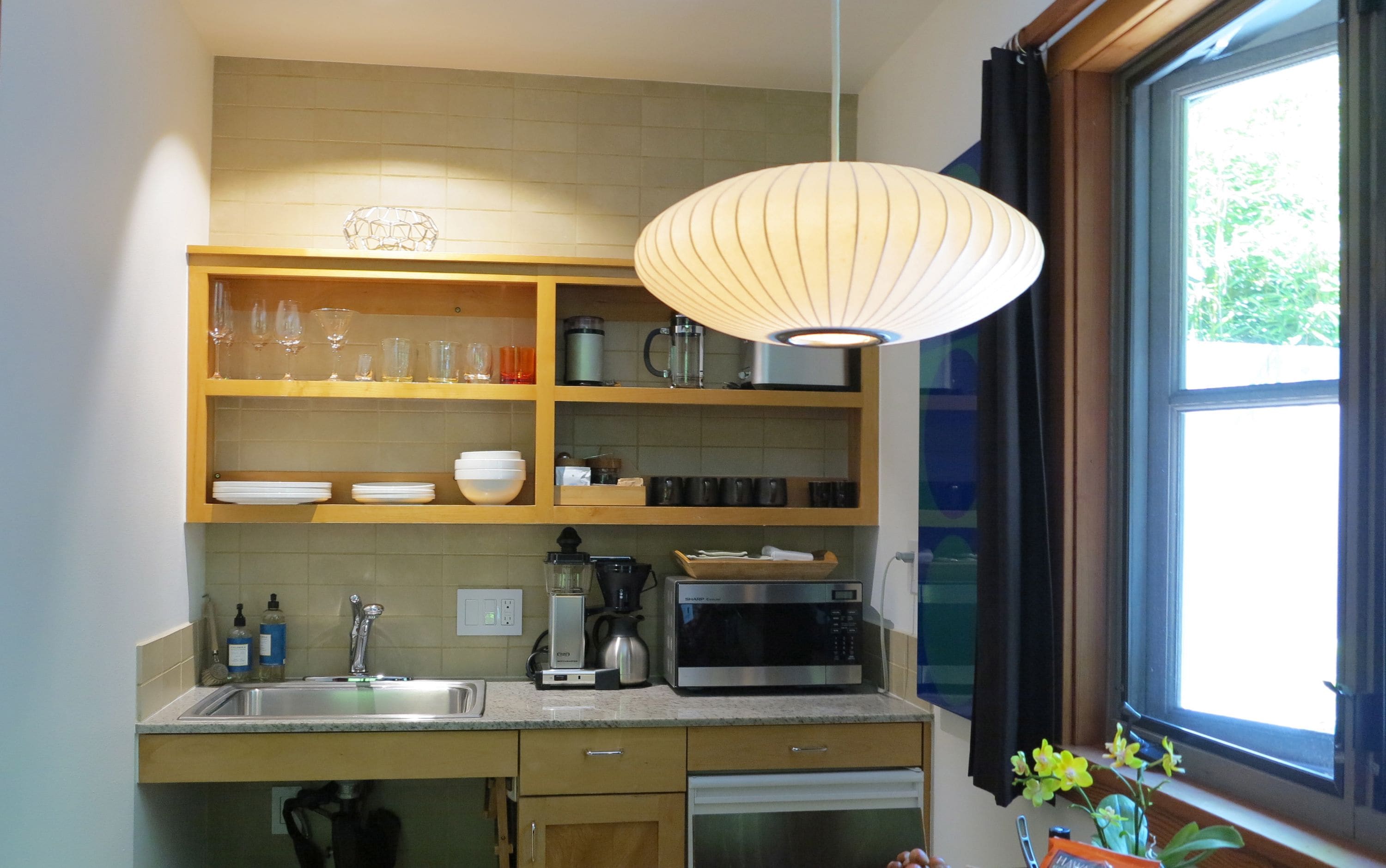 the studio | private kitchen | fridge, microwave, coffee/tea maker, cookware/dishes/utensils