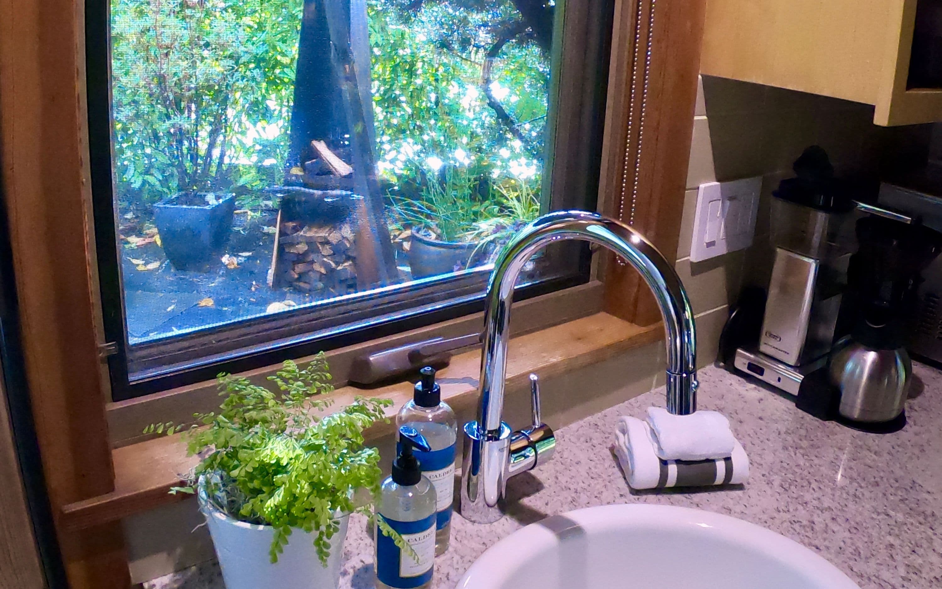 cabin | private kitchen | fridge, microwave, coffee/tea maker, cookware/dishes/utensils