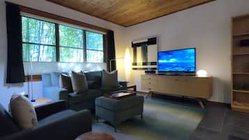 Standaard kamer | Woonruimte | Flatscreentelevisie en een dvd-speler