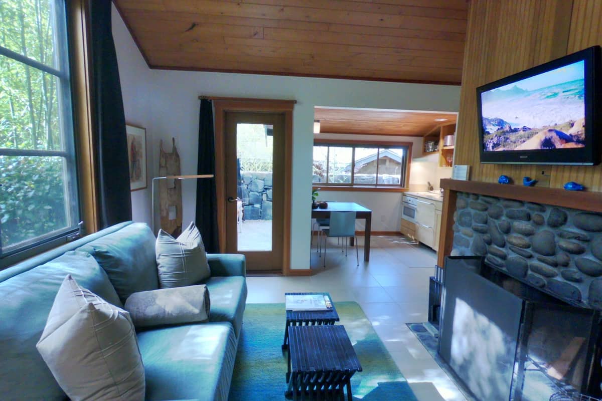 the cottage | living area | flat-screen tv, dvd player