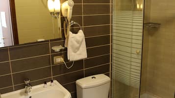 Standaard Twin kamer, uitzicht op de stad | Badkamer | Een douche, gratis toiletartikelen, een haardroger, pantoffels