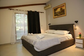 Zimmer, 1 Doppelbett, Balkon | Minibar, Zimmersafe, Schreibtisch, kostenloses WLAN