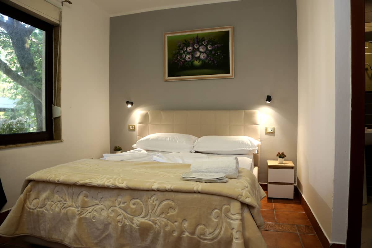 Doppia Standard, vista città | 1 camera, minibar, una cassaforte in camera, una scrivania