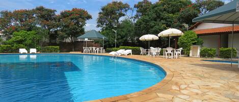 2 piscines extérieures