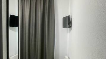 Single Room | Desk, blackout drapes, free WiFi, bed sheets