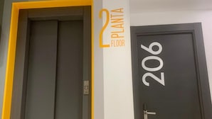 An interior hallway with a door labeled "2 PLANTA FLOOR" and another door marked "206".