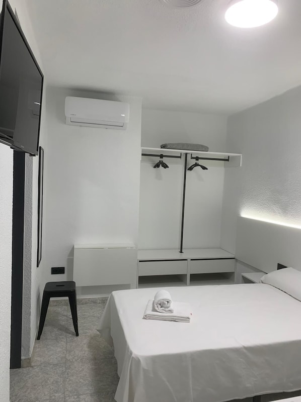Doppel- oder Zweibettzimmer | Schreibtisch, Verdunkelungsvorhänge, kostenloses WLAN, Bettwäsche